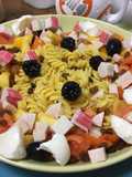 Ensalada de pasta con mango, tomate y pavo