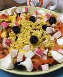 Ensalada de pasta con mango, tomate y pavo