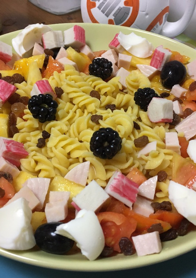 Una foto de Ensalada de pasta con mango, tomate y pavo