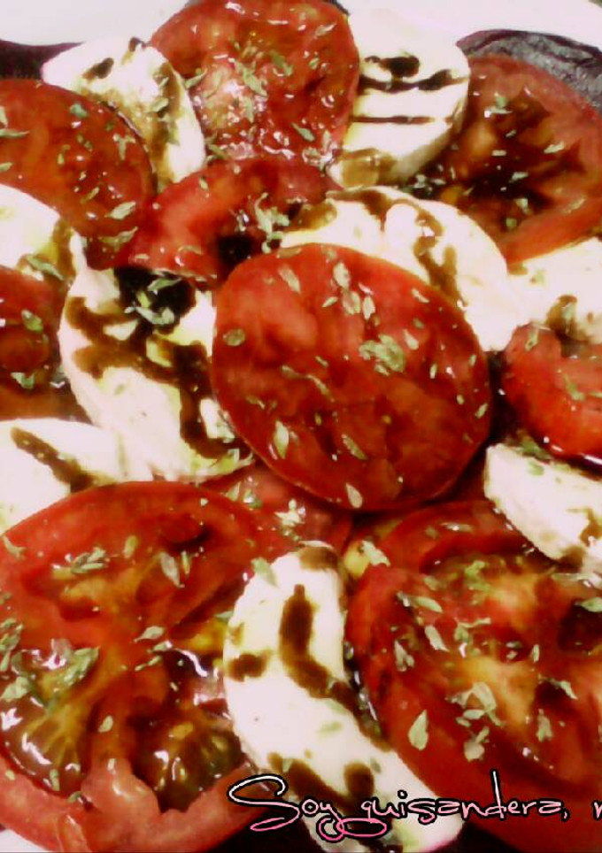Una foto de Ensalada caprese con remolacha