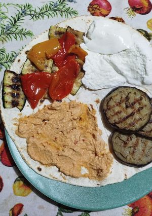 Foto di Piadina con hummus di pomodori secchi, verdure grigliate e mozzarella di bufala