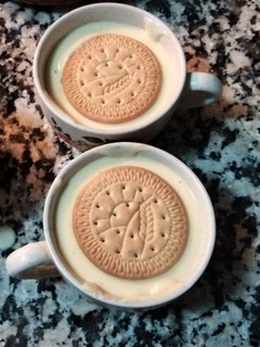 Una foto de Natillas con galleta
