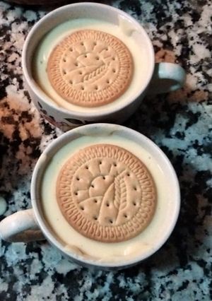 Una foto de Natillas con galleta