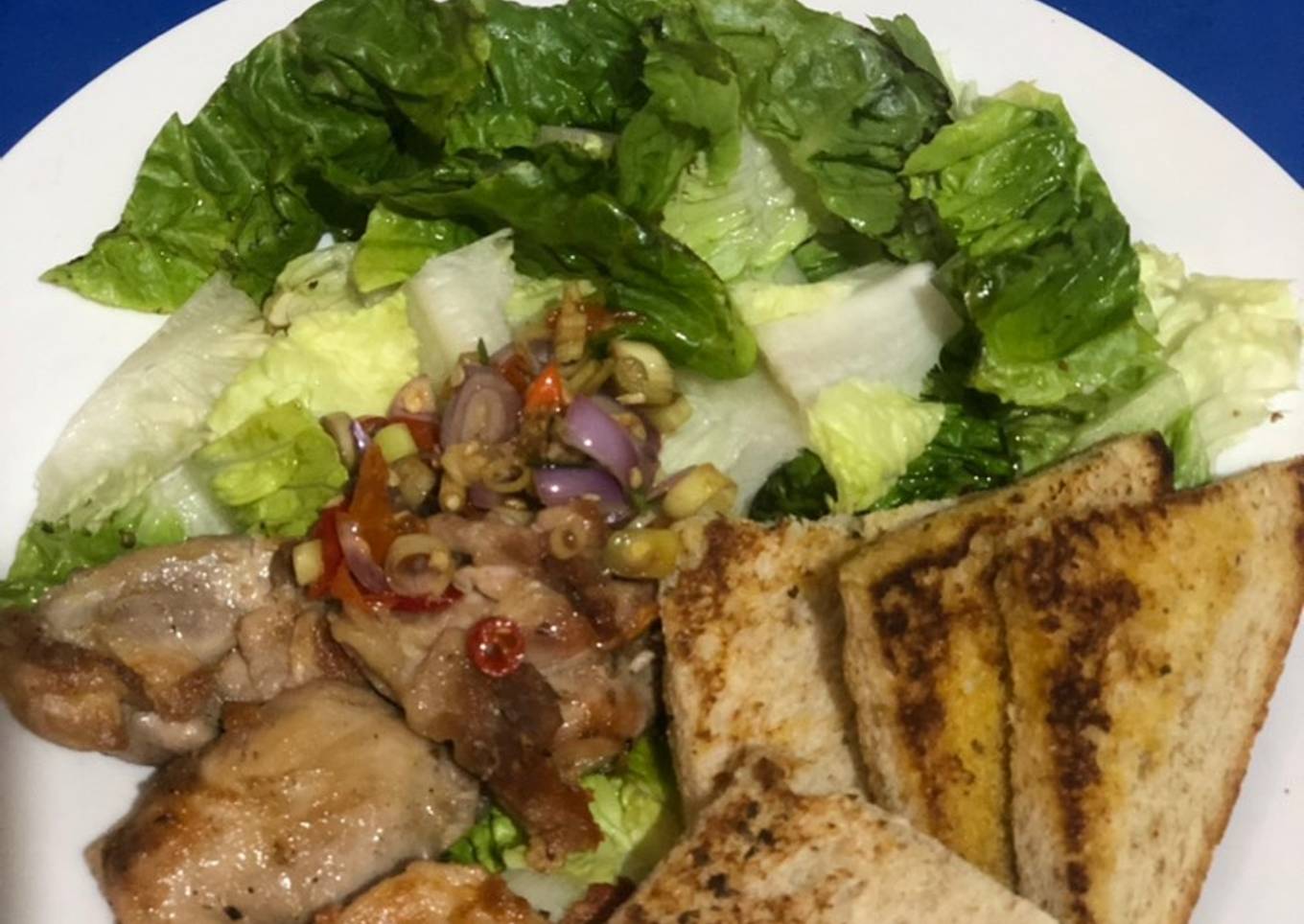 Makan Sehat: Ayam Goreng Sambal Matah + Salad Romano + Roti Panggang