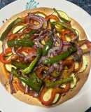 Pizza de calabacín, pimientos y cebolla de tortilla de trigo en freidora de aire