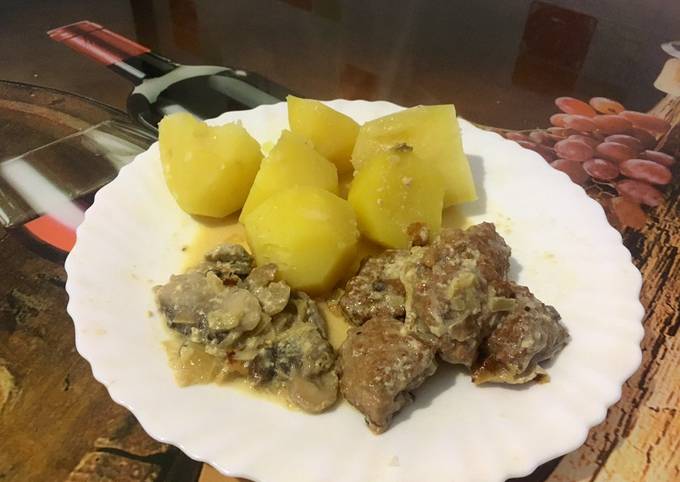 Фрикадельки в сливочном соусе с грибами