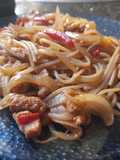 Wok de pollo, vegetales y tallarín