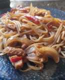 Wok de pollo, vegetales y tallarín