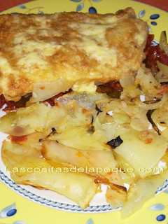 Una foto de Bacalao al horno sobre cama de pimientos del piquillo y patata panadera