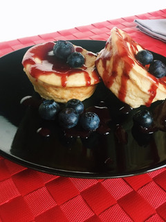 Una foto de Mini tartas de queso con mermelada y arándanos