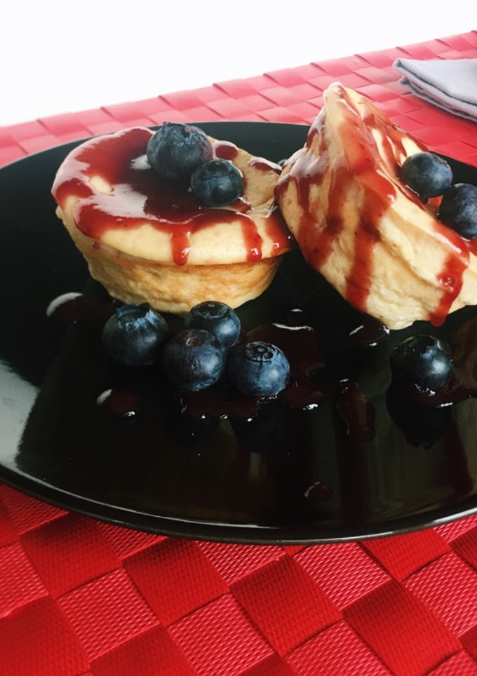 Una foto de Mini tartas de queso con mermelada y arándanos