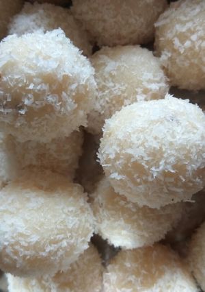 A picture of Coconut laduoo.