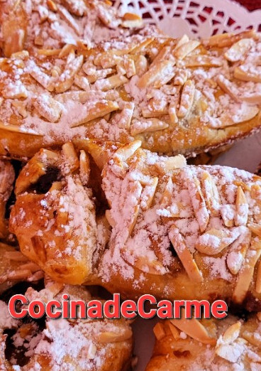 Una foto de Cañas de hojaldre rellenas de turrón de chocolate y mermelada de naranja