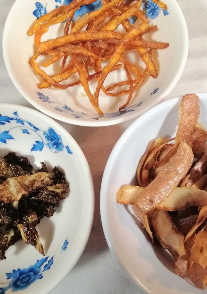 Una foto de Chips de piel de patata, zanahoria y col