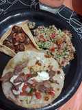 Comida árabe fatay, tabulé y shawarma