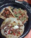 Comida árabe fatay, tabulé y shawarma
