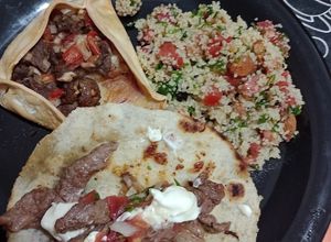 Una foto de Comida árabe fatay, tabulé y shawarma