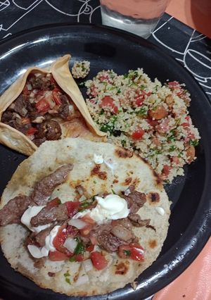 Una foto de Comida árabe fatay, tabulé y shawarma