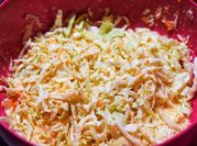 Una foto de ensalada para acompañar el pollo frito