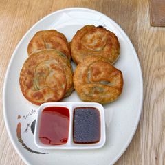 A picture of Flaky spring onion pancakes.