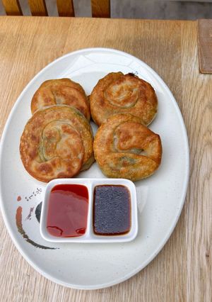 A picture of Flaky spring onion pancakes.