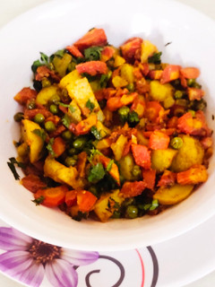 आलू मटर गाजर की सब्जी (aloo matar gajar ki sabzi recipe in Hindi) रेसिपी मुख्य फोटो