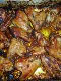 Alitas BBQ horneadas con papas fritas y costillas de cerdo BBQ