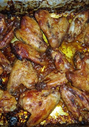 Una foto de Alitas BBQ horneadas con papas fritas y costillas de cerdo BBQ