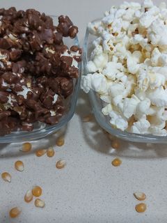 Una foto de Palomitas de maíz caseras y bañadas en chocolate 🍿🍿🍿🍿🍫🍫🍫