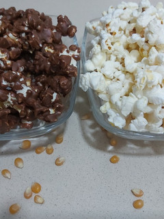 Una foto de Palomitas de maíz caseras y bañadas en chocolate 🍿🍿🍿🍿🍫🍫🍫