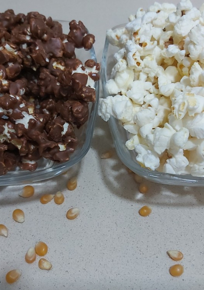 Una foto de Palomitas de maíz caseras y bañadas en chocolate 🍿🍿🍿🍿🍫🍫🍫
