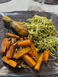 Una foto de Pollo a la pimienta-limón con espagueti al cilantro y guarnición