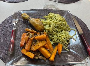 Una foto de Pollo a la pimienta-limón con espagueti al cilantro y guarnición