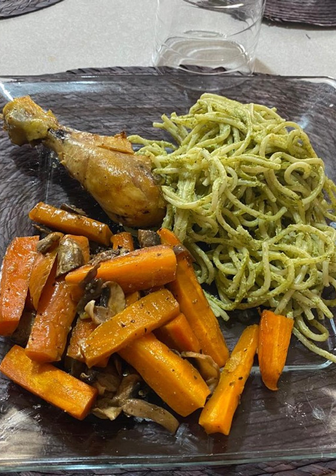 Una foto de Pollo a la pimienta-limón con espagueti al cilantro y guarnición