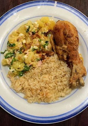 Una foto de Pollo Dorado con Ensalada de Papa