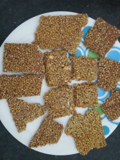 તલ ની ચીકી (Til Chikki Recipe In Gujarati) રેસીપી મુખ્ય ફોટો