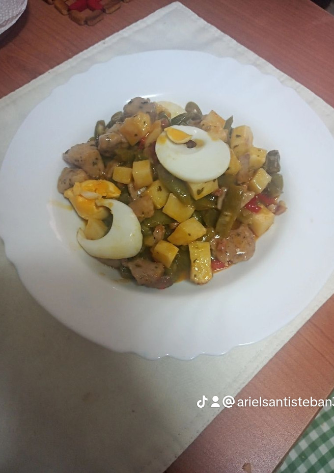 Una foto de Habichuelas compuestas con carne de cochino, papas fritas y huevo duro