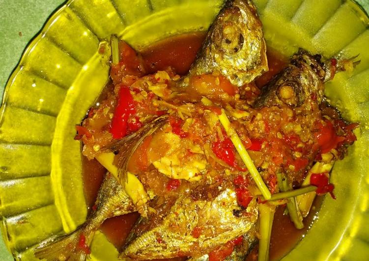 Cara Gampang Membuat Ikan kembung sambal tomat yang Bisa Manjain Lidah