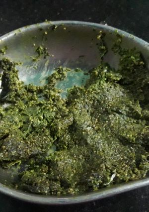 A picture of Coriander leaves and poppy seeds chutney.