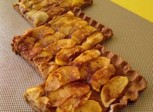Una foto de Tarta de manzana con base crujiente {sin azúcar} 🍏