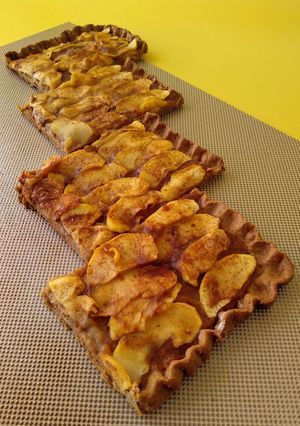 Una foto de Tarta de manzana con base crujiente {sin azúcar} 🍏