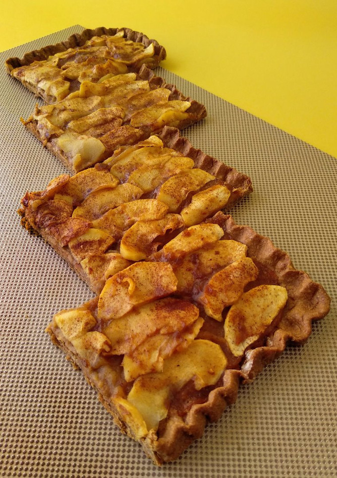 Una foto de Tarta de manzana con base crujiente {sin azúcar} 🍏
