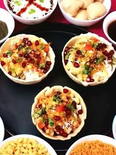 दही भल्ला चाट इन बेक्ड कटोरी (Dahi bhalla chaat in baked katori recipe in Hindi) रेसिपी मुख्य फोटो