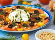 Una foto de burrata con albahaca