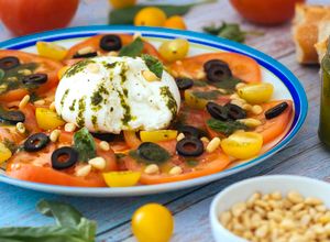 Foto principal de Ensalada de tomate con burrata y aceite de albahaca