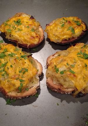 A picture of Melty Onion Toasts.