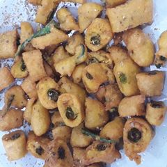 A picture of Street style Cut mirchi.