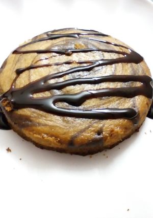 वेनिला चॉकलेट मार्बल मिनी केक(Vanilla chocolate marble mini cake recipe in hindi) रेसिपी मुख्य फोटो