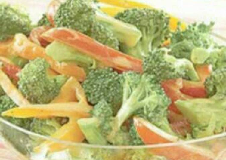 Brocolli and bell pepper salad