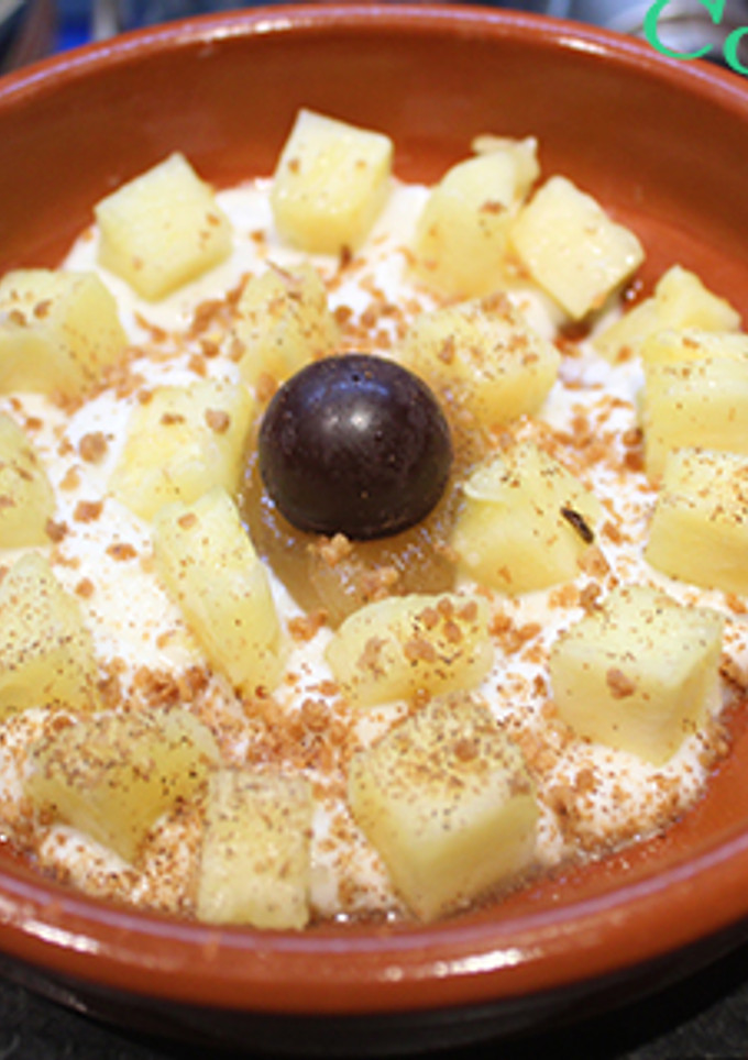 Una foto de Piña con yogurt y crocanti